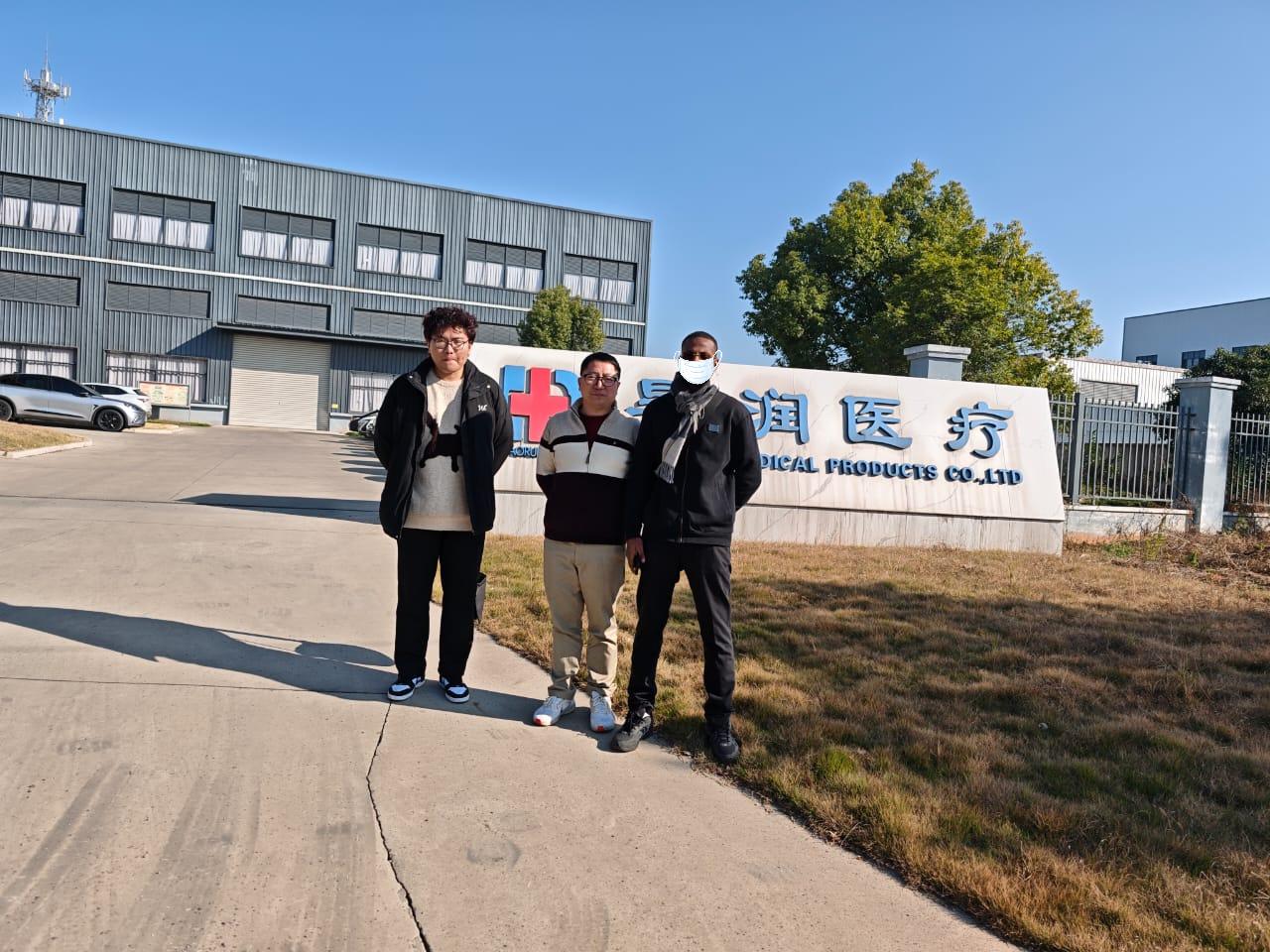 Afrika Müşterisi 15 Aralık 2025'te Fabrikamızı Ziyaret Etti: Derinlemesine İşbirliği Potansiyelini Artırma